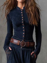 Robe bleu marine à boutonnage, ceinture cuir avec grande boucle, empiècement à carreaux