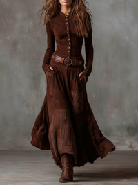 Robe longue marron à boutonnage, ceinture cuir à grande boucle, panneaux à carreaux