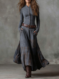 Robe longue grise à boutonnage, ceinture cuir, poches et panneaux à carreaux
