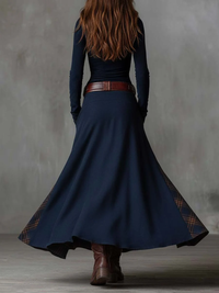 Robe longue bleu marine au dos, taille ceinturée, ourlet évasé avec panneaux à carreaux