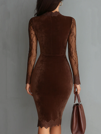 Robe fourreau en velours marron foncé, dos avec couture centrale et manches dentelle