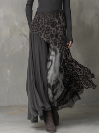 Robe longue grise, bas avec panneaux plissés et empiècement léopard et effet tie-dye