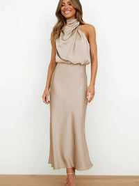 Robe midi satinée à épaules dénudées, drapée au cou, beige clair