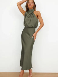 Robe midi satinée à épaules dénudées, drapée au cou, vert armé