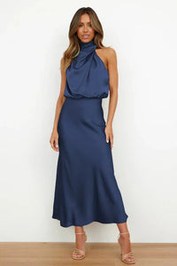 Robe midi satinée à épaules dénudées, col drapé, bleu profond