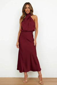 Robe midi satinée à épaules dénudées, drapée au cou, rouge bordeaux