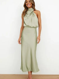 Robe midi satinée à épaules dénudées, drapée au cou, vert clair
