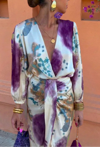 Robe d’été aquarelle violet/bleu à décolleté V, manches bouffantes, ceinture nouée