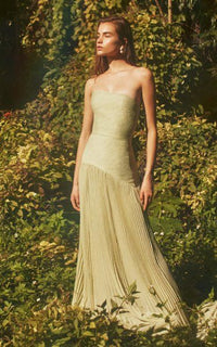Robe longue vert pistache sans manches, encolure bandeau et jupe plissée ample