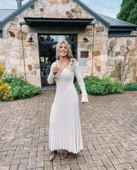 Robe midi en maille blanche à manches longues évasées et décolleté