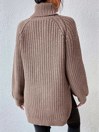 Pull col roulé en maille côtelée beige, vue dos, ourlet droit et manches longues bouffantes.