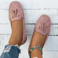 Mocassins orthopédiques en suède rose, laçage à glands et semelle coussinée.