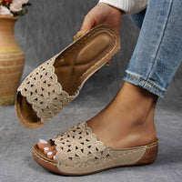 Sandales élégantes beiges, empiècement crochet floral, semelle épaisse brune