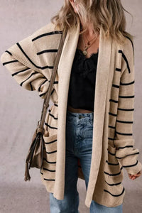 Cardigan ouvert beige khaki rayé noir, manches longues, longueur mi-cuisse à longue.