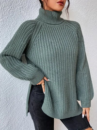 Pull col roulé vert en maille texturée, épaules tombantes, poignets côtelés, ourlet fendu