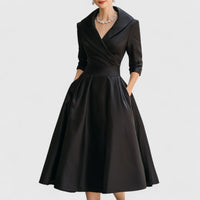 Robe midi noire satin, décolleté croisé, col à revers, manches 3/4, jupe évasée