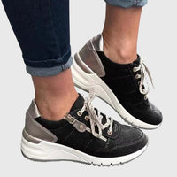 Baskets orthopédiques Maddie™ noires, dessus perforé, lacets et patte talon, semelle épaisse