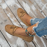 Mocassins orthopédiques en suède marron, laçage à glands et semelle souple.
