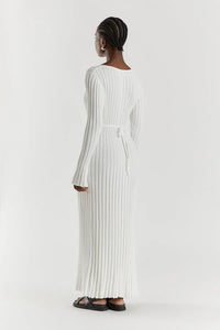 Robe midi en maille côtelée blanche, dos avec lien à la taille, vue de dos.