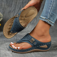 Sandales bohèmes bleu marine, vue profil, bride perforée et boucle métallique sur pied