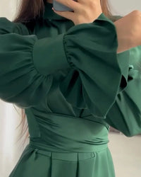 Robe longue en satin vert, gros plan buste froncé et manches bouffantes
