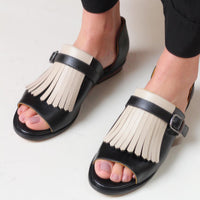 Sandales à enfiler noires avec franges et bride réglable à boucle métallique