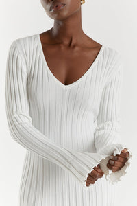 Robe midi en maille côtelée blanche, encolure V, poignets froncés, gros plan.