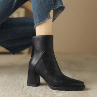 Bottes noires à talon bloc et tige courte, empiècement diagonal sur le dessus