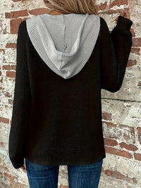 Sweat à capuche boutonné noir texturé, vue dos avec capuche et cordon