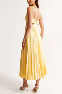 Robe longue plissée jaune au dos nu avec bretelles croisées