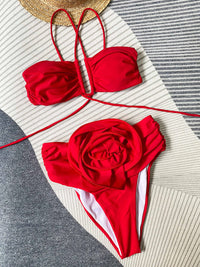 Ensemble bikini rouge : haut à nœud sur l’anneau et bas taille haute à détail rose