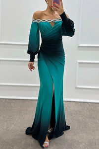 Robe longue de soirée verte sombre, épaules nues, manches bouffantes, drapé, fente