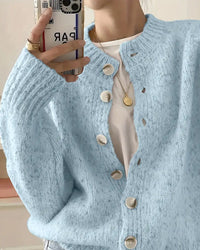 Cardigan bleu clair texturé, encolure V et boutons ronds visibles