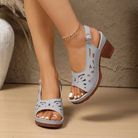 Sandales à talon carré blanches, brides ajourées, boucle ovale et chaîne à la cheville