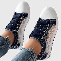 Baskets orthopédiques bleu marine à lacets, empeigne à motifs, semelle blanche.