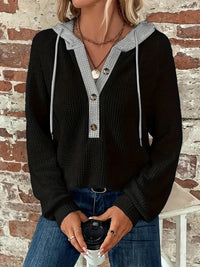 Sweat à capuche boutonné noir texturé, fermeture boutonnée et capuche à cordon