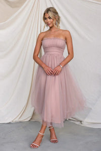Robe longue Aera à bandeau en tulle rose mauve, taille froncée et jupe mi-longue évasée.