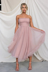 Robe longue Aera en tulle rose poudré, bustier bandeau froncé, jupe volumineuse