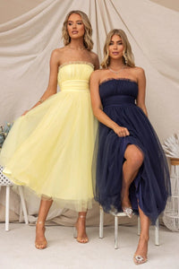 Robe longue Aera : une en tulle jaune pâle et une en tulle bleu nuit, style bandeau.