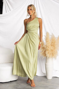 Robe longue vert olive sans manches, encolure asymétrique, drapé froncé à la taille.