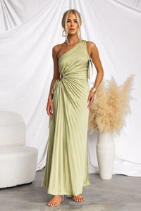 Robe longue vert olive sans manches, encolure asymétrique, fronces à la taille, plis.