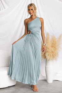 Robe longue bleu ciel sans manches, encolure asymétrique, fronces et drapé à la taille.