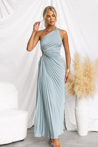 Robe longue bleu ciel sans manches, encolure asymétrique, fronces à la taille, maxi.