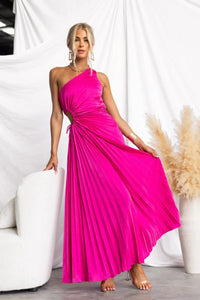 Robe longue fuchsia sans manches, encolure asymétrique, fronces nouées à la taille.