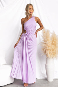 Robe longue lilas sans manches, encolure asymétrique, fronces à la taille, plis fluide.
