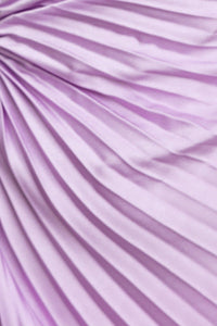 Tissu lilas plissé de robe longue, effet froncé en plis parallèles.