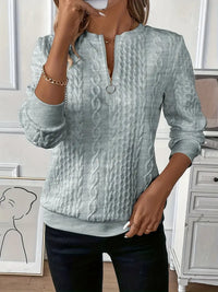 Pull gris clair chiné à torsades, fermeture éclair au col, manches longues