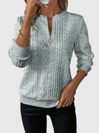 Pull à zip discret gris clair, col zippé, manches longues, maille torsadée