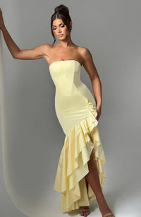 Robe longue sans manches jaune clair, bustier bandeau, volants sur le côté de la jupe
