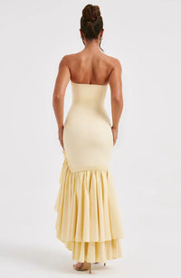 Robe longue sans manches jaune clair, vue de dos, jupe à volants et tissu froncé